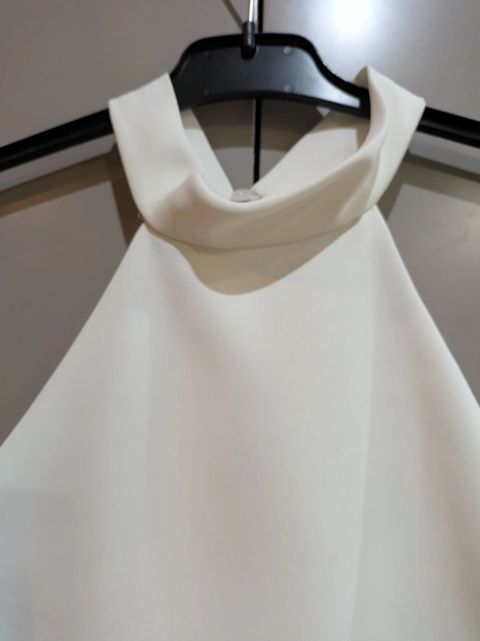 Vestido Corto Minimalista de Cuello Halter en Blanco Marfil talla L de Mango  – photo 3